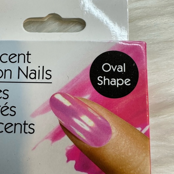 🩷5/$10 Iridescent Oval Fashion Nails - Picture 2 of 5